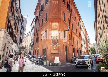 Cette image représente les rues étroites et sinueuses de la vieille Rome, caractérisées par leur architecture historique et leur ambiance charmante. Les chemins pavés Banque D'Images