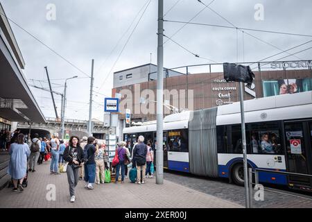 Photo d'un bus circulant dans les rues de riga, exploité par Rigas Satiksme. Rīgas Satiksme est une infrastructure et un réseau de transport public appartenant à la municipalité Banque D'Images
