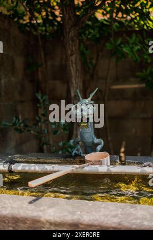 Images du Japon - Ryujin ou Dieu Dragon fournissant de l'eau de purification dans un pavillon d'ablution d'eau Chozuya ou Shinto Banque D'Images