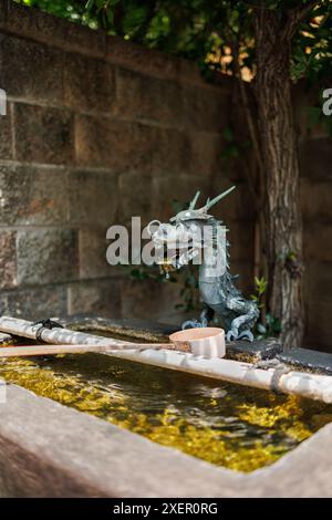 Images du Japon - Ryujin ou Dieu Dragon fournissant de l'eau de purification dans un pavillon d'ablution d'eau Chozuya ou Shinto Banque D'Images