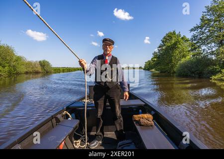 Voyage en barge de tourbe sur la rivière Hamme de Worpswede à Osterholz-Scharmbeck, basse-Saxe, Allemagne Banque D'Images