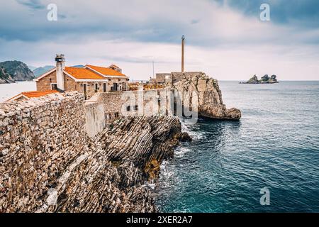 Vue pittoresque sur Petrovac, Monténégro, avec son château historique, Kastio, au bord de la mer Adriatique Banque D'Images