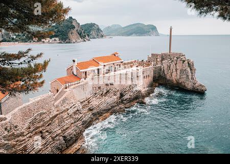 Vue pittoresque sur Petrovac, Monténégro, avec son château historique, Kastio, au bord de la mer Adriatique Banque D'Images