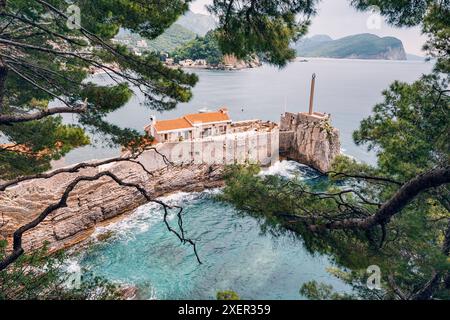 Vue panoramique sur la côte adriatique à Petrovac, Monténégro, avec l'emblématique château et phare de Kastio Banque D'Images