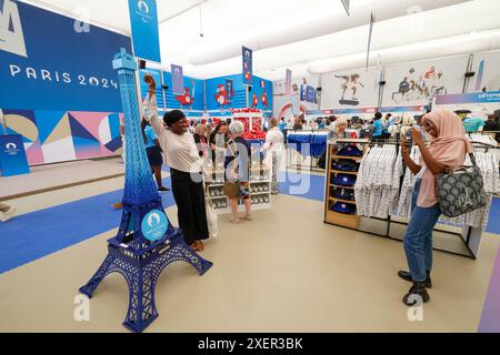 PARIS 2024 MEGASTORE OUVRE SES PORTES SUR LES CHAMPS ELYSÉES Banque D'Images