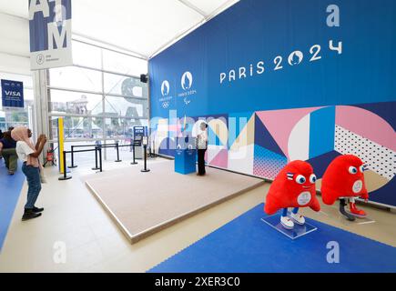 PARIS 2024 MEGASTORE OUVRE SES PORTES SUR LES CHAMPS ELYSÉES Banque D'Images