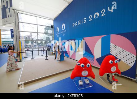 PARIS 2024 MEGASTORE OUVRE SES PORTES SUR LES CHAMPS ELYSÉES Banque D'Images