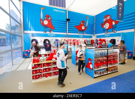 PARIS 2024 MEGASTORE OUVRE SES PORTES SUR LES CHAMPS ELYSÉES Banque D'Images