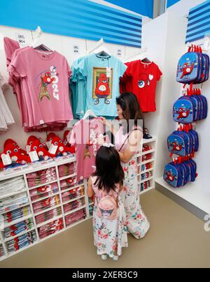 PARIS 2024 MEGASTORE OUVRE SES PORTES SUR LES CHAMPS ELYSÉES Banque D'Images