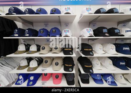 PARIS 2024 MEGASTORE OUVRE SES PORTES SUR LES CHAMPS ELYSÉES Banque D'Images