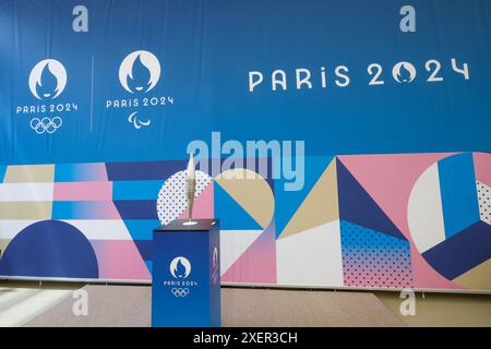 PARIS 2024 MEGASTORE OUVRE SES PORTES SUR LES CHAMPS ELYSÉES Banque D'Images