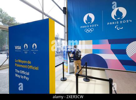 PARIS 2024 MEGASTORE OUVRE SES PORTES SUR LES CHAMPS ELYSÉES Banque D'Images