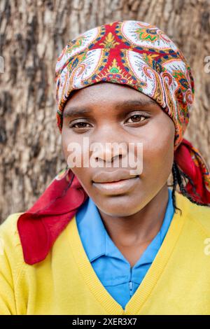 portrait femme africaine célibataire portant un foulard Banque D'Images