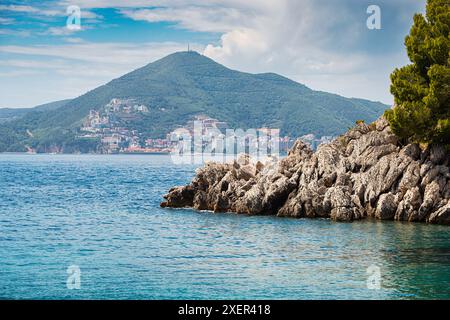 Beauté pittoresque de Budva au Monténégro, avec ses falaises pittoresques et une vue imprenable sur la mer Méditerranée. Banque D'Images