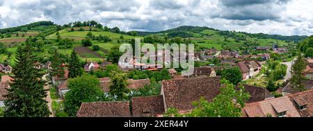 Vue panoramique sur le petit village de Biertan (Birthälm) sur les collines verdoyantes environnantes en Transsylvanie, Roumanie Banque D'Images