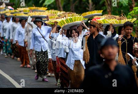 Java Ouest, Indonésie. 29 juin 2024. Les gens participent au festival Seren Taun dans le district de Kuningan à Java Ouest, Indonésie, le 29 juin 2024. Seren Taun est un festival traditionnel pour les populations locales pour célébrer la récolte du riz et exprimer leur gratitude. Crédit : Septianjar Muharam/Xinhua/Alamy Live News Banque D'Images