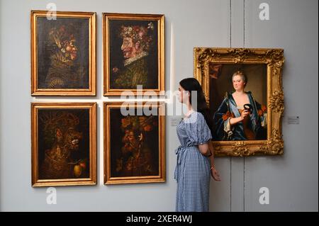 Sotheby's Old Master & 19 Century Paintings Evening Auction ouvre à Londres, sur la vue du public avant une vente aux enchères le 3 juillet. L'offre comprend des œuvres de Botticelli, Canaletto, Rubens, Sir Joshua Eynolds, Tiepolo, entre autres. Banque D'Images