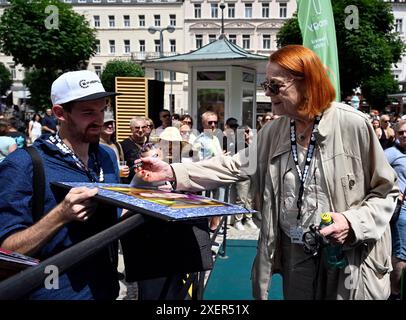 Karlovy Vary, République tchèque. 29 juin 2024. L'actrice tchèque IVA Janzurova (à droite) assiste au 58e Festival international du film de Karlovy Vary, le 29 juin 2024, à Karlovy Vary, en République tchèque. Crédit : Katerina Sulova/CTK photo/Alamy Live News Banque D'Images