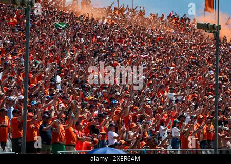 Spielberg, Autriche. 29 juin 2024. Orange Army fans de Max Verstappen dans les tribunes lors du Grand Prix d'Autriche de formule 1 Qatar Airways 2024, 11ème manche du Championnat du monde de formule 1 2024 du 28 au 30 juin 2024 sur le Red Bull Ring, à Spielberg, Autriche - photo Florent Gooden/DPPI crédit: DPPI Media/Alamy Live News Banque D'Images