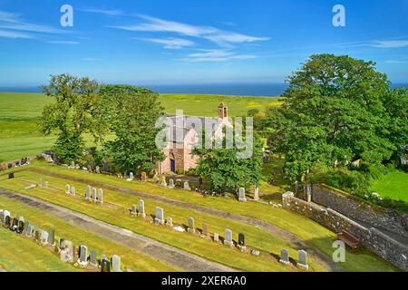 Kinneff Old Kirk ou église Aberdeenshire Écosse extérieur et cimetière au début de l'été Banque D'Images