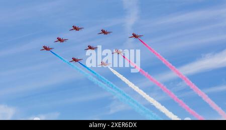 Shuttleworth, Biggleswade, Bedfordshire, Royaume-Uni. 29 juin 2024. L'équipe de voltige de la Royal Air Force, les Red Arrows, émerveillent la foule au Shuttleworth Festival of Flight 2024. Crédit : Stuart Robertson/Alamy Live News. Banque D'Images