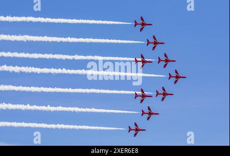 Shuttleworth, Biggleswade, Bedfordshire, Royaume-Uni. 29 juin 2024. L'équipe de voltige de la Royal Air Force, les Red Arrows, émerveillent la foule au Shuttleworth Festival of Flight 2024. Crédit : Stuart Robertson/Alamy Live News. Banque D'Images