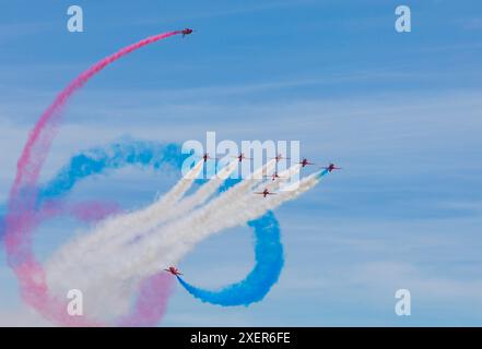 Shuttleworth, Biggleswade, Bedfordshire, Royaume-Uni. 29 juin 2024. L'équipe de voltige de la RAF, les Red Arrows, exécute « Tornado » où six avions tournent de gauche à droite à 45 degrés tandis que deux canons roulent autour d'eux. Crédit : Stuart Robertson/Alamy Live News. Banque D'Images