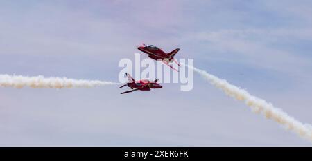 Shuttleworth, Biggleswade, Bedfordshire, Royaume-Uni. 29 juin 2024. L'équipe de voltige de la RAF, les Red Arrows, effectue des passes spectaculaires à grande vitesse au Shuttleworth Festival of Flight 2024. Crédit : Stuart Robertson/Alamy Live News. Banque D'Images