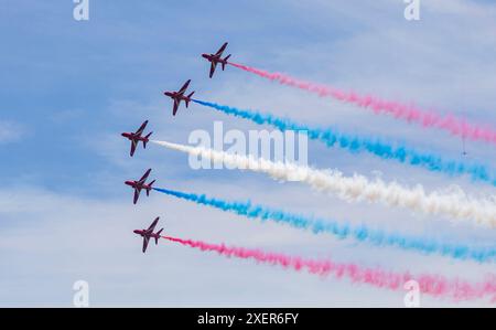 Shuttleworth, Biggleswade, Bedfordshire, Royaume-Uni. 29 juin 2024. L'équipe de voltige de la Royal Air Force, les Red Arrows, émerveillent la foule au Shuttleworth Festival of Flight 2024. Crédit : Stuart Robertson/Alamy Live News. Banque D'Images