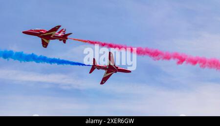 Shuttleworth, Biggleswade, Bedfordshire, Royaume-Uni. 29 juin 2024. L'équipe de voltige de la RAF, les Red Arrows, effectue des passes spectaculaires à grande vitesse au Shuttleworth Festival of Flight 2024. Crédit : Stuart Robertson/Alamy Live News. Banque D'Images