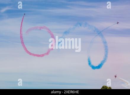 Shuttleworth, Biggleswade, Bedfordshire, Royaume-Uni. 29 juin 2024. La Royal Air Force Aerobatic Team, les Red Arrows, peignant un '60' dans le ciel pour célébrer leur 60ème saison d'exposition. Crédit : Stuart Robertson/Alamy Live News. Banque D'Images