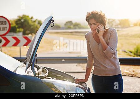 Femme, problèmes de voiture et panne avec téléphone portable, bord de route et moteur pour l'assistance, la réparation et frustré. Personne féminine, stress et anxiété pour Banque D'Images