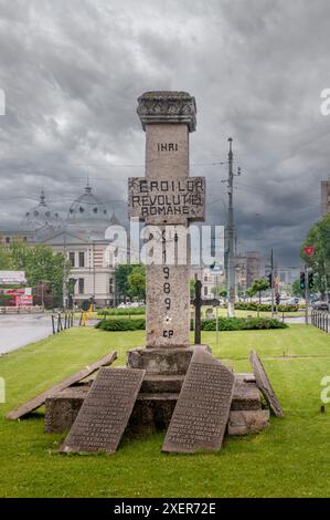 Croix commémorative pour les héros de la révolution roumaine de 1989 à Bucarest, Roumanie Banque D'Images