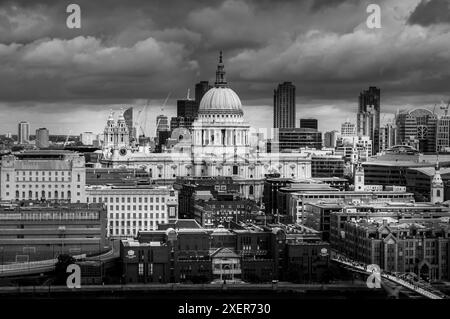 Spectaculaire paysage urbain noir et blanc de Londres avec la cathédrale de Paul sous un ciel orageux, mêlant histoire et architecture moderne Banque D'Images