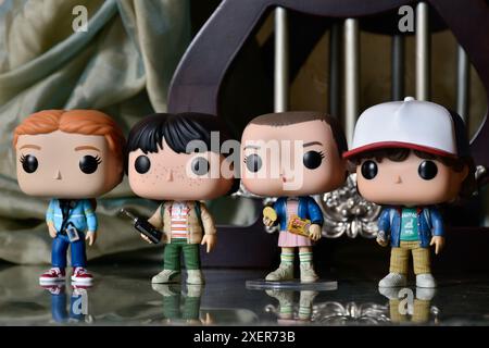 Funko Pop figurines de Mike, Eleven, Dustin et Max de la série télévisée populaire Stranger Things. Plancher de réflexion, rideau, palais vintage, colonnes. Banque D'Images