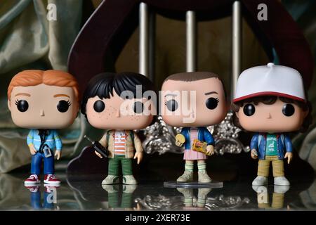 Funko Pop figurines de Mike, Eleven, Dustin et Max de la série télévisée populaire Stranger Things. Plancher de réflexion, rideau, palais vintage, colonnes. Banque D'Images