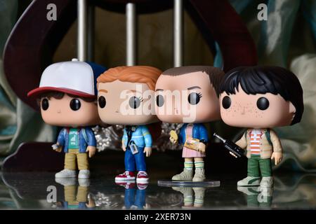 Funko Pop figurines de Mike, Eleven, Dustin et Max de la série télévisée populaire Stranger Things. Plancher de réflexion, rideau, palais vintage, colonnes. Banque D'Images