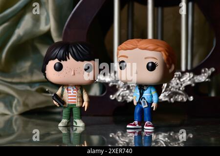 Funko Pop figurines d'action vinyle de Mike et Max de la série télévisée d'horreur populaire Stranger Things. Plancher de réflexion, rideau vert, colonnes vintage, humeur changeante. Banque D'Images