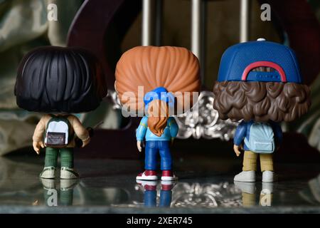 Funko Pop figurines de Mike, Max et Dustin de la série télévisée Stranger Things, vue arrière. Plancher de réflexion, vintage, colonnes, cage, Moody. Banque D'Images