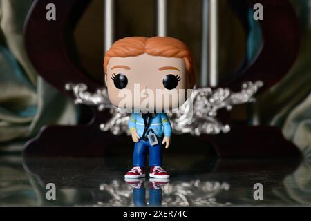 Funko Pop figurine de Teenage Girl Max avec lecteur de cassette de la série télévisée Stranger Things. Plancher de réflexion, colonnes, cage vintage, rideau. Banque D'Images