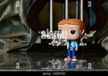 Funko Pop figurine de Teenage Girl Max avec lecteur de cassette de la série télévisée Stranger Things. Plancher de réflexion, colonnes, cage vintage, rideau. Banque D'Images