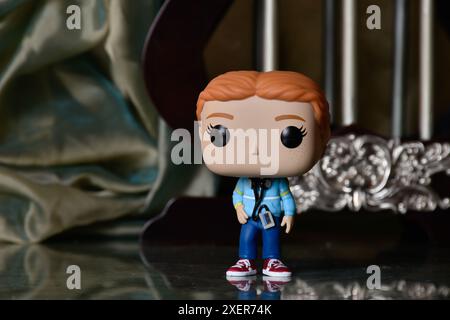 Funko Pop figurine de Teenage Girl Max avec lecteur de cassette de la série télévisée Stranger Things. Plancher de réflexion, colonnes, cage vintage, rideau. Banque D'Images