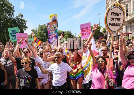 Londres, Royaume-Uni. 29 juin 2024. Le maire de Londres, Sadiq Khan, accompagné de sa femme, rejoint le défilé au front et prend le temps de poser avec les gens et le drapeau arc-en-ciel. Les participants et les spectateurs s’amusent tout au long du parcours de la Pride in London 2024 Parade. Le défilé progresse de Hype Park le long de Piccadilly jusqu'à Whitehall, et une fête à Trafalgar Square. Il célèbre la diversité et la communauté LGBT. Crédit : Imageplotter/Alamy Live News Banque D'Images