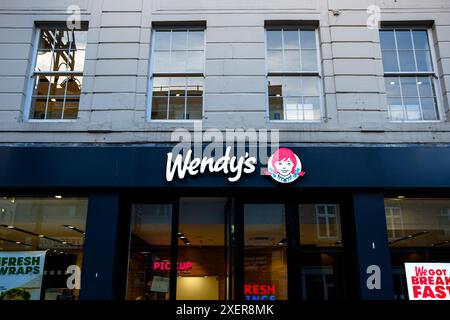 Leeds Angleterre : 2 juin 2024 : la chaîne de hamburgers américains de Wendy's se développe francise au Royaume-Uni. Panneau extérieur sans personne Banque D'Images