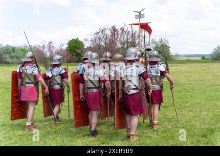 Les légionnaires romains marchent en pleine armure, disposés en formation Banque D'Images