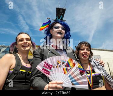 Londres, Royaume-Uni. 29 juin 2024. Les membres du public regardent le défilé passer devant Piccadilly Circus pendant Pride à Londres où des milliers de visiteurs sont attendus pour voir et prendre part. L'événement a commencé en 1972 comme une manifestation pour attirer l'attention sur la communauté LGBT. Les organisateurs initiaux, le Gay Liberation Front (GLF), ont déclaré que Pride à Londres est devenu excessivement commercialisé et dominé par les entreprises. Credit : Stephen Chung / Alamy Live News Banque D'Images