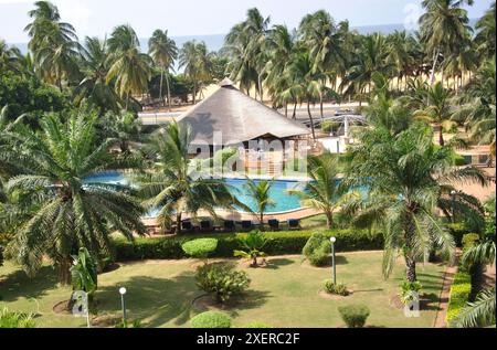 Luxe, hôtel côtier, Lomé. Togo - restaurant dans le jardin, piscine, Golfe de Guinée ; Côte des esclaves ; Afrique de l'Ouest Banque D'Images