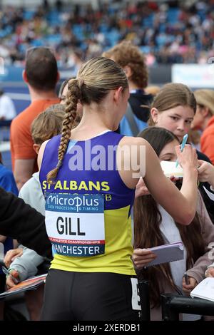 Manchester, Royaume-Uni. 29 juin 2024. Phoebe Gill de St Albans AC signant des autographes après avoir remporté sa manche au 800m au UK Athletic Championship à Manchester crédit : Mark Easton/Alamy Live News Banque D'Images