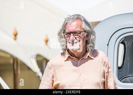 BROADCHALKE, SALISBURY, WILTSHIRE, Royaume-Uni, 29 juin, 2024, le Grand Tour et ancien présentateur de Top Gear, James May, personnalité de la télévision, debout devant une Chevrolet d'époque au soleil lors d'une visite au Chalke History Festival pour donner son discours intitulé « la voiture : avons-nous eu tort? » Avec James Holland. Crédit John Rose/Alamy Live News Banque D'Images