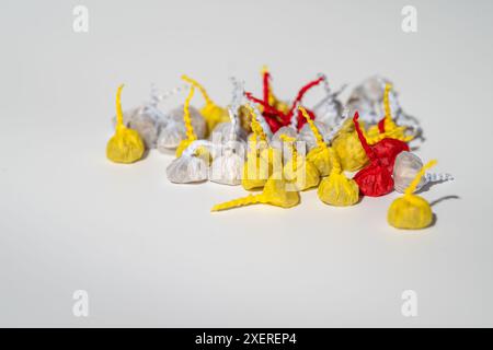 Petits coups de bang, Pop Pop Snappers, torpille jouet, sautoir ou feu d'artifice de bruyant pour les enfants, fond blanc Banque D'Images